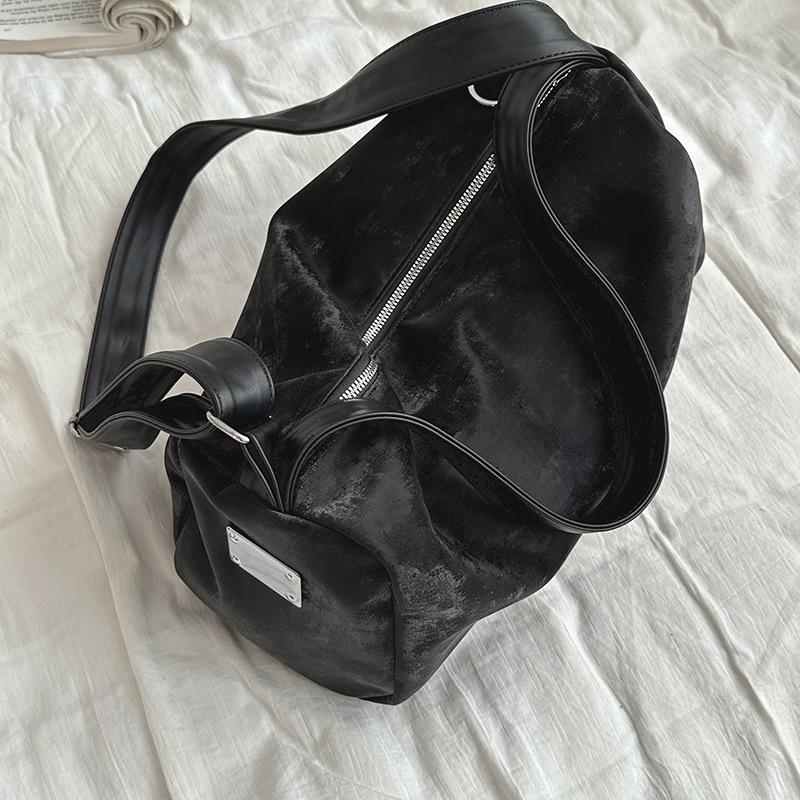 

Large capacity messenger bag women s 2025 new fashion tote bag simple shoulder travel bag trendy chain bag чёрный