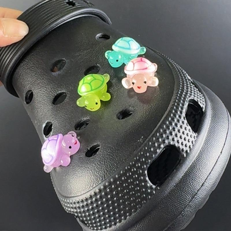 Mote Sko Charms Sett Tilbehør Hull Sko Spenne Søt Lysende Liten Skilpadde DIY 3D Sko Dekorasjoner Barneselskap Jentegave
