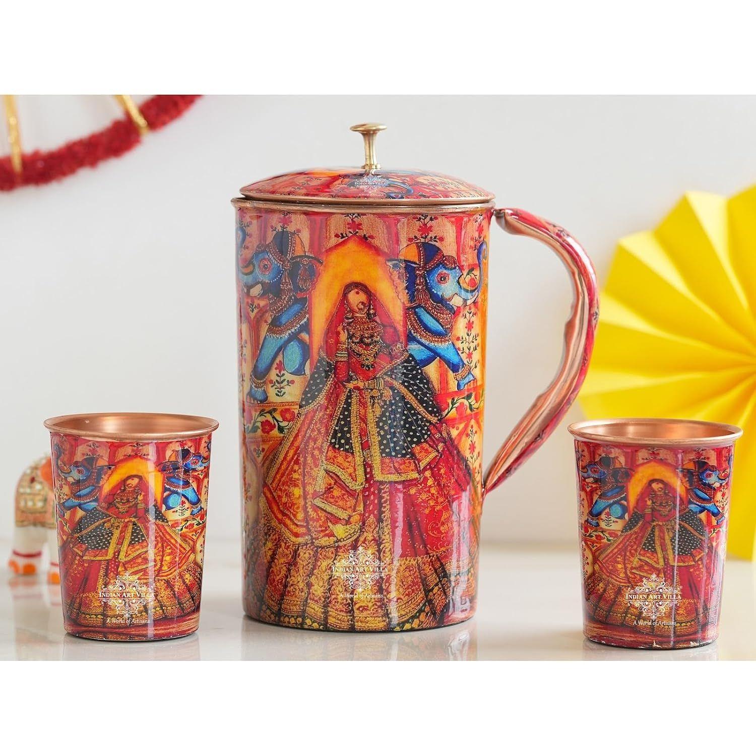 

Тематический медный подарочный набор «Meena Padharo Mhare Desh» из 1 кувшина и 2 стаканов - Идеально для дома, офиса и в качестве подарка, Кувшин - 1,5 литра и Стакан - 270 мл каждый