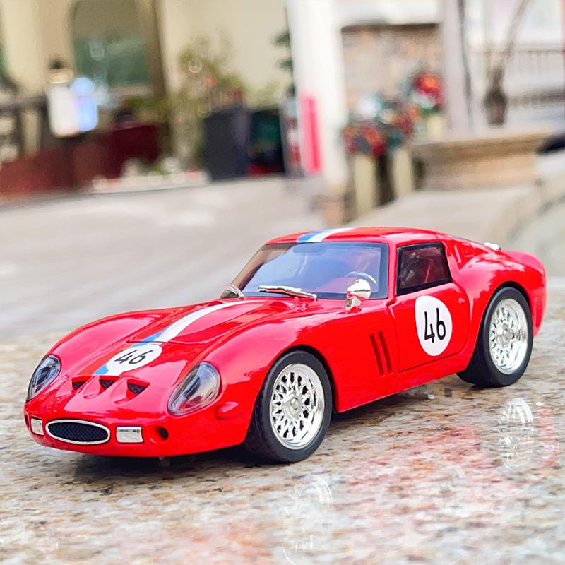 1:32 250 GTO Alloy Sports Car Model Diecasts Metal Track Racing Car Vehicles Model Simulation Sound and Light Childrens Toy Gift