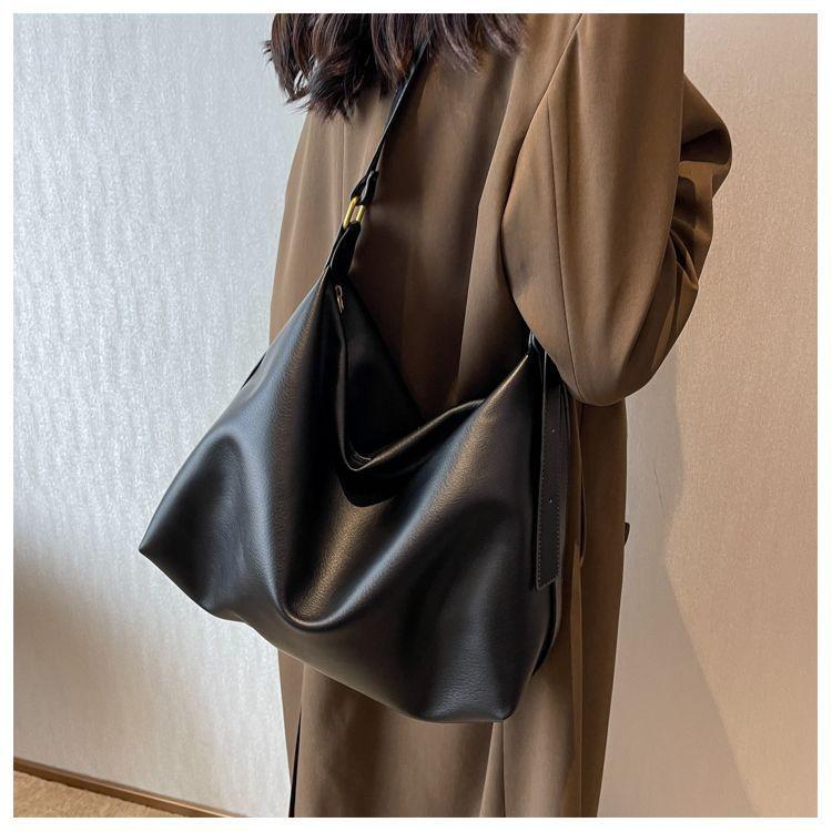 Black Bag Women's Autumn and Winter New Fashionable Large-capacity Shoulder Messenger Bag Casual Versatile Commuter Tote Bag