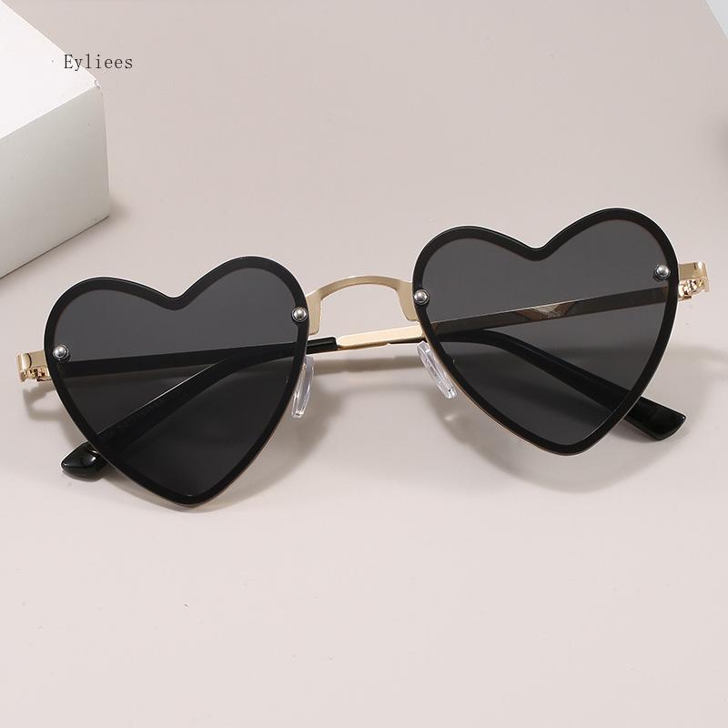 

Sexy Heart Women Sunglasses Fashion Metal Framesd Gradient Shades UV 400 Protection Trending Sun Spectacles Female Ocean Color Eye Spectacles gafas