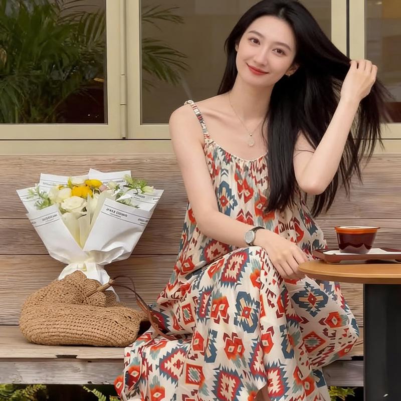 Elegantes französisches Sommerkleid mit Blumenmuster und Spaghettiträgern für Damen