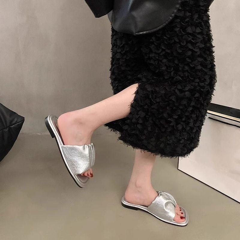 

French premium silver flat bottom low heel cool slippers women s 2025 new popular one-word soft bottom universal cool slippers Slippers are recommended to be one size larger. серебряный