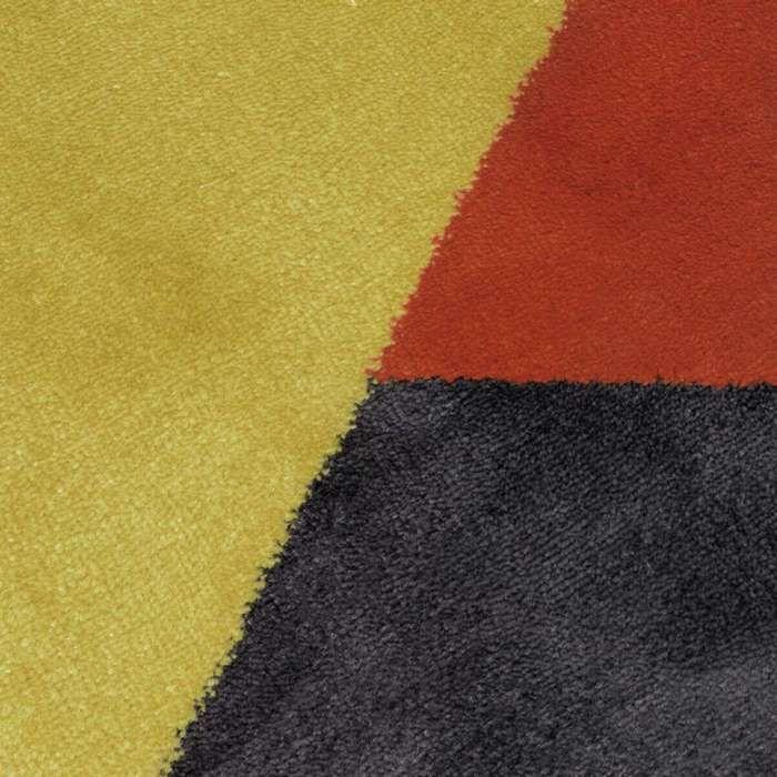 Leuchtender Teppich mit wolligem Effekt, mehrfarbigen Dreiecksmustern 133x180