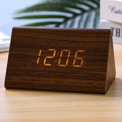 Trojúhelníkový dřevěný digitální budík s USB nabíječkou Tříúrovňový nastavitelný jas Mini elektronické noční stolní hodiny Domácí zdroj