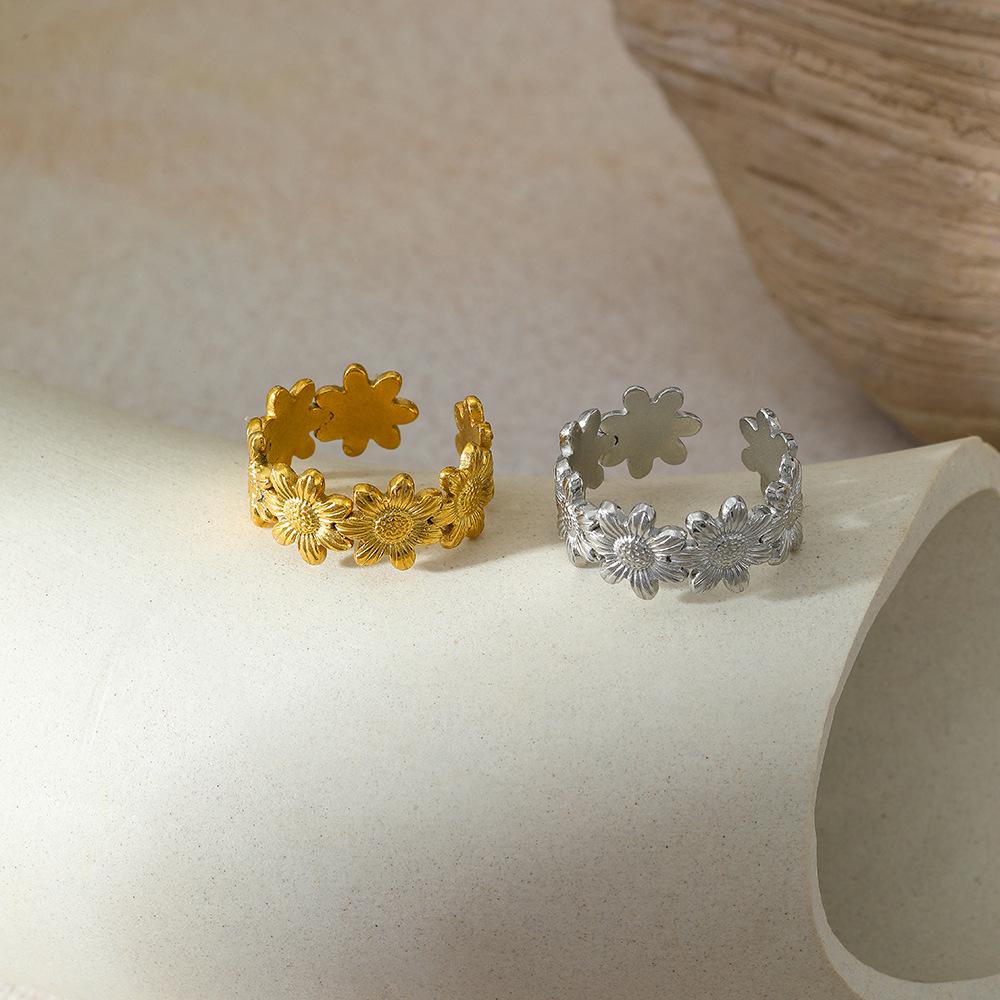 Gold-Plated Stainless Steel Adjustable Flower Ring for Women - Durable, Fade-Resistant, Versatile Titanium Steel Design.