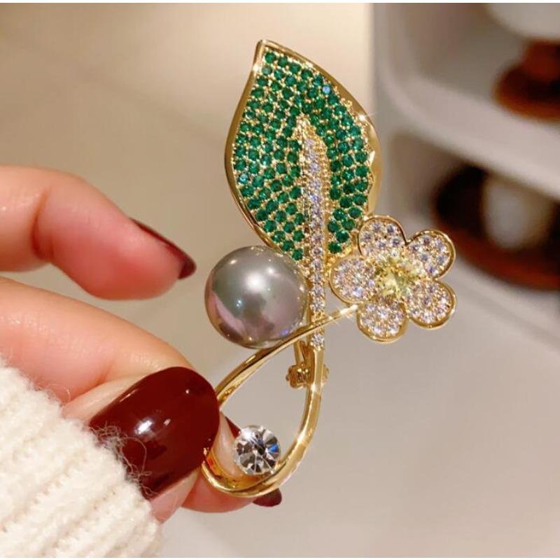 SKEDS Luxury Green Crystal Leaf Plant Flower Brooch for Women Banquet Corsage Elegant Pearl Suit Pin Lady Wedding Jewelry