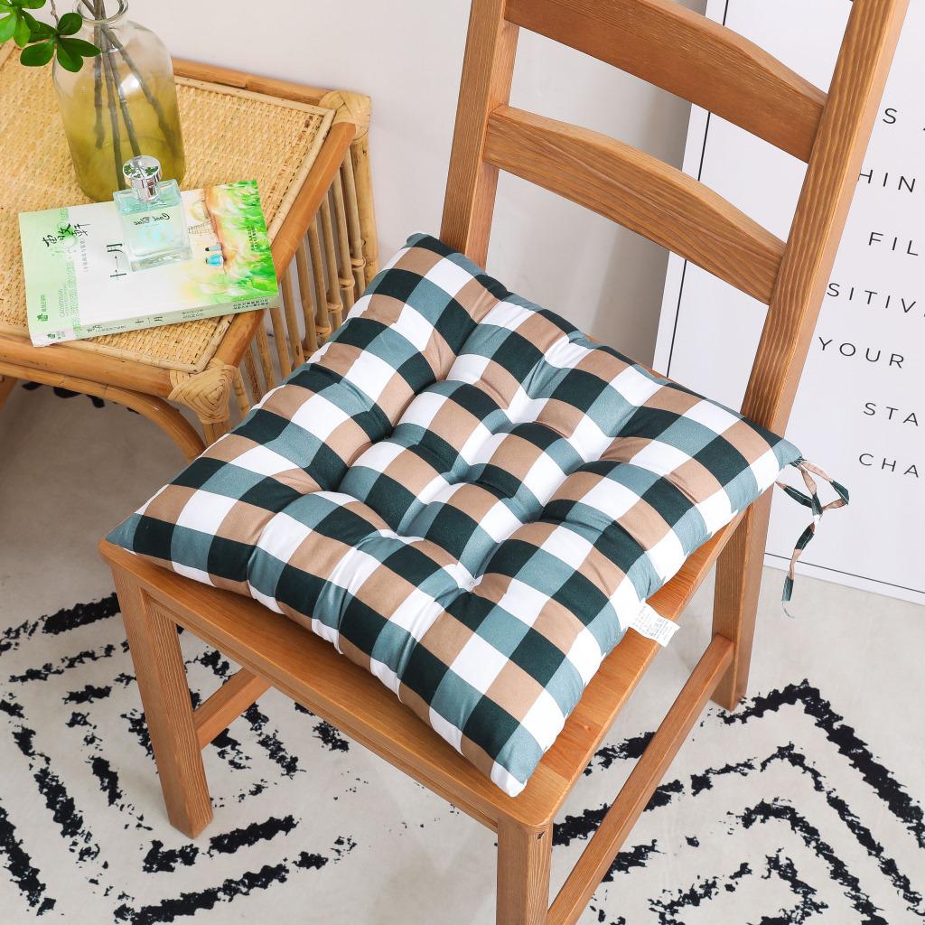 Čtvercový polštář s kresleným potiskem do kanceláře, na židli, do studentského pokoje, na futon a do arkýřového okna