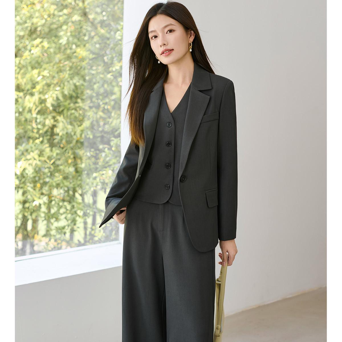 

Женский костюм-тройка цвета хаки с жилетом - Высококлассный стиль весна-осень M