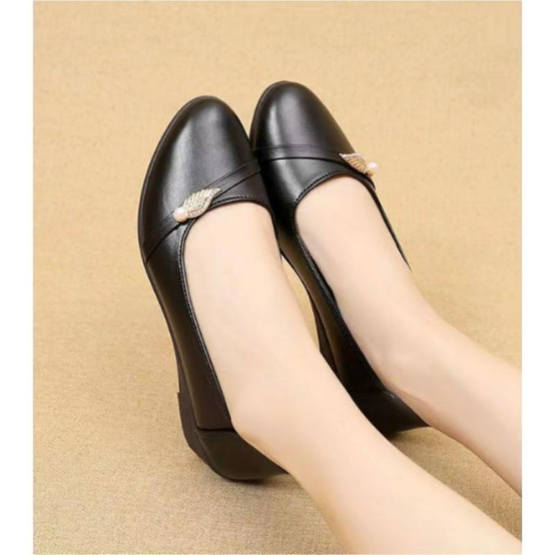 Women's Comfortable Casual Work Shoes, Mom Shoes, Middle-aged and Elderly Women's Wedge Heel Soft Sole Anti-slip PU Leather Shoes
