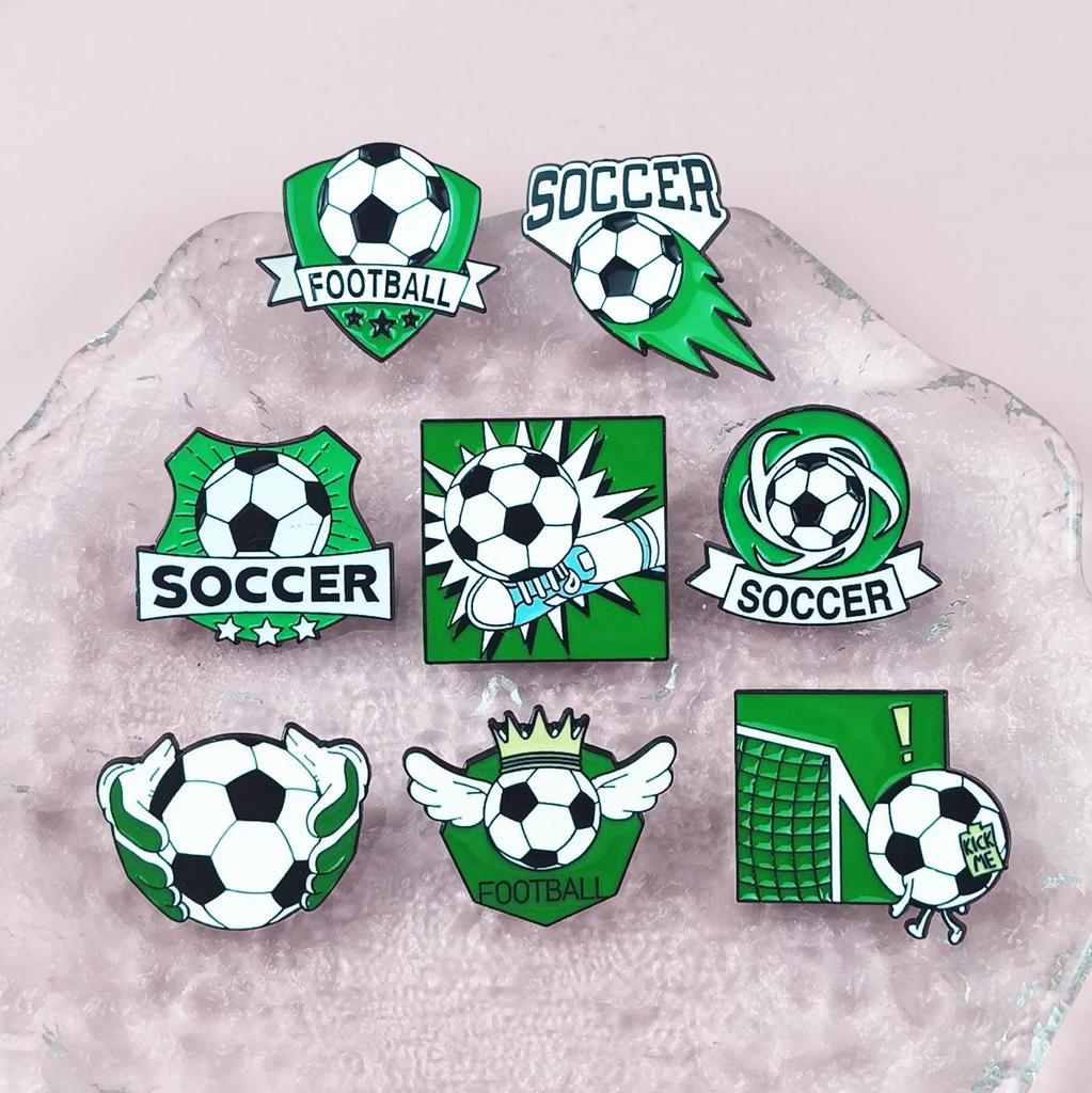 Green Football Pose Brooch - Cartoon World Cup Souvenir Metal Badge