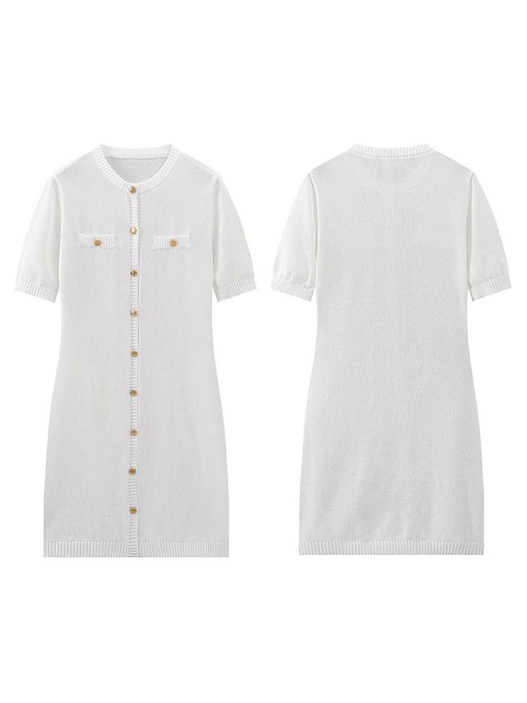 Pletené jednořadé letní falešné kapsy s výstřihem do O-kroju, krátké rukávy, áčkové bílé kancelářské minišaty