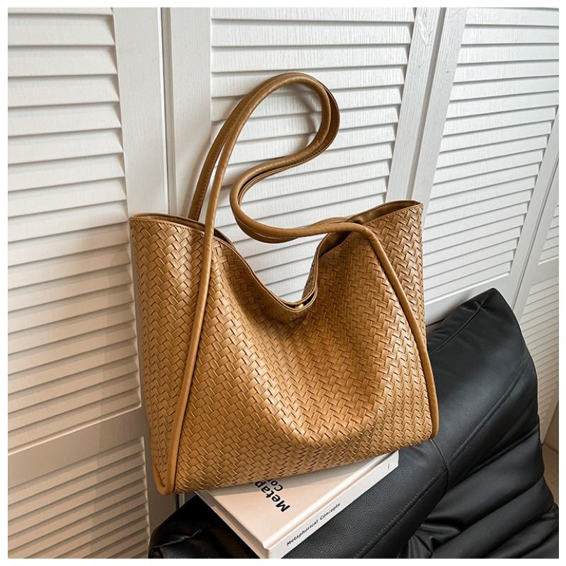 Large-capacity retro woven bag women's autumn and winter versatile new casual shoulder bag commuter tote bag