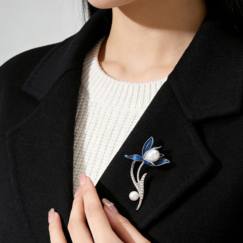 Fashionable Magnolias Stylish Flower Brooch Pin for Women with Elegant White Tulips Designs Alloy Jewelry Accessories