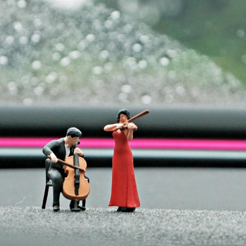 Resin Miniature Figures of Violin Players in 1/64 Scale Ideal for Long Term Decors and Artistic Projects