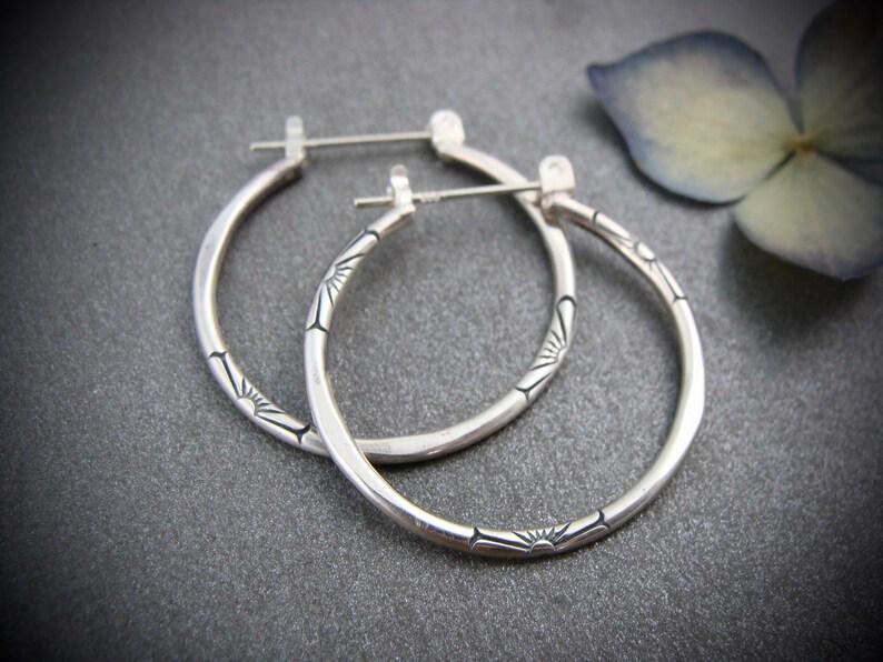 Hecheng Retro Geometric Large Hoop Earrings: Bold, Simple, and Stylish for a Unique Personality