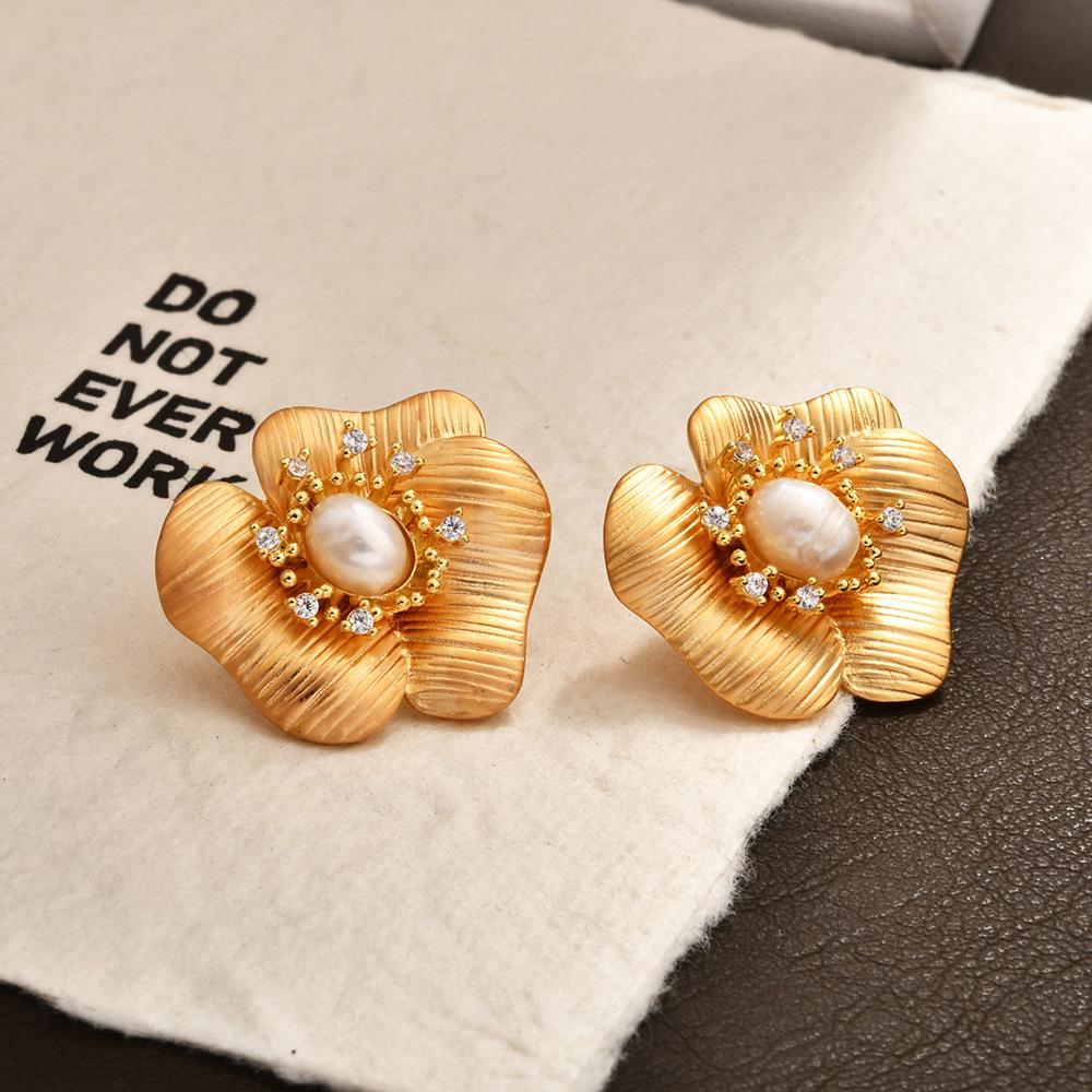 2026 Retro Artistic Flower Pearl Stud Earrings - Matte Gold Textured Petal Zircon Inlaid Earrings for Women Niche Design Jewelry