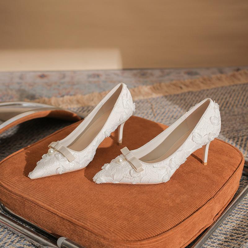 

Fashion show flower shoes gentle lady autumn and winter new versatile fine heel pointed pearl shallow mouth single shoes women 34