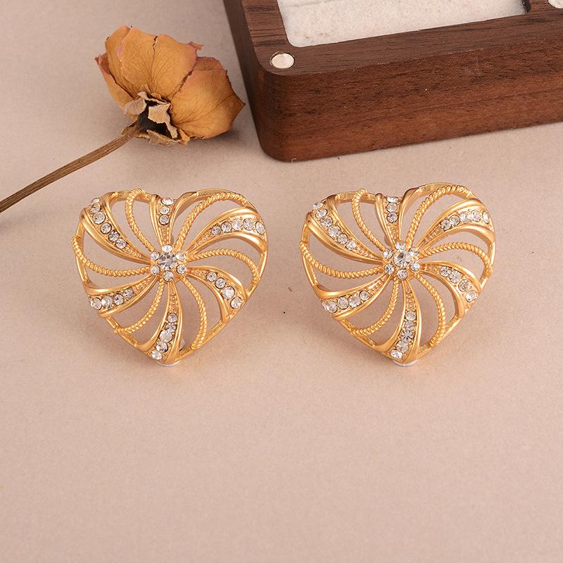 Simple and Fashionable Metal Wind Love Geometric Earrings Retro High-end Design Sense Niche European and American Gold Versatile Stud Earrings
