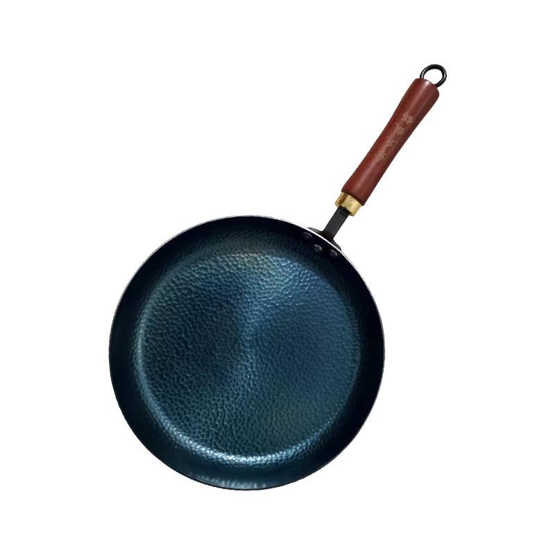 Ručně kovaný litinový nepřilnavý wok s plochým dnem a dřevěnou rukojetí