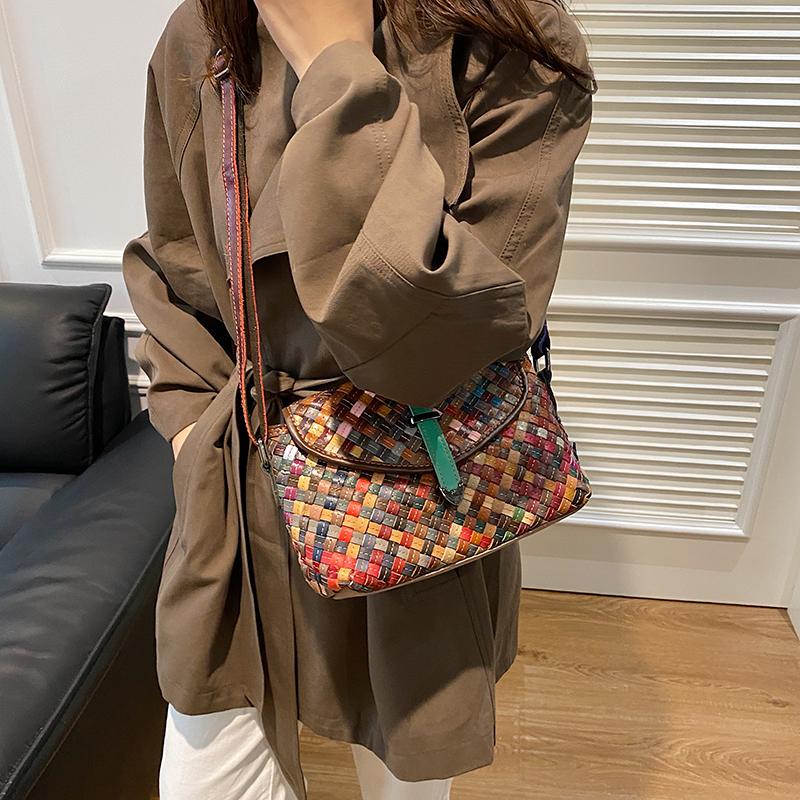 Niche handwoven bag femininity versatile color woven shoulder messenger bag premium pillow bag