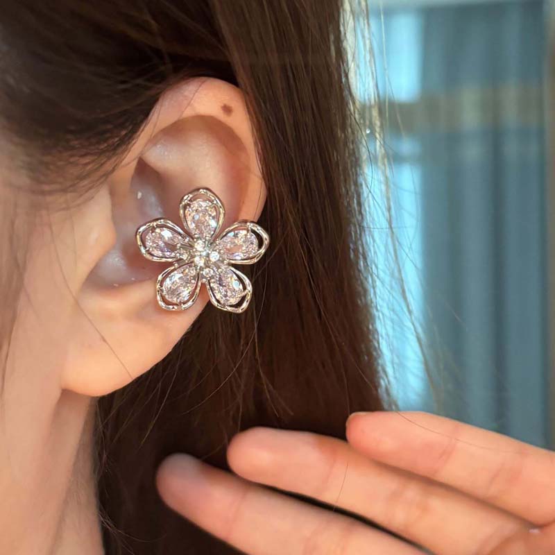 1Ps Delicate Zircon Hollow Flower Ear Clip for Women Girls Fashion Five Petal Flower Ear Cuff No Piercings Earrings Jewelry Gift