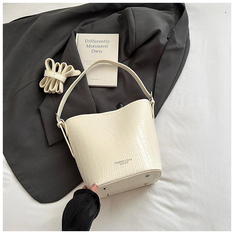

2025 summer new classic versatile trend crocodile pattern shoulder bag women s fashion exquisite messenger commuter bucket bag білий