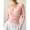Maglione da donna a maniche lunghe in maglia tinta unita, elegante, scollo a V incrociato, aderente in vita, valorizza la figura, minimalista, camicetta