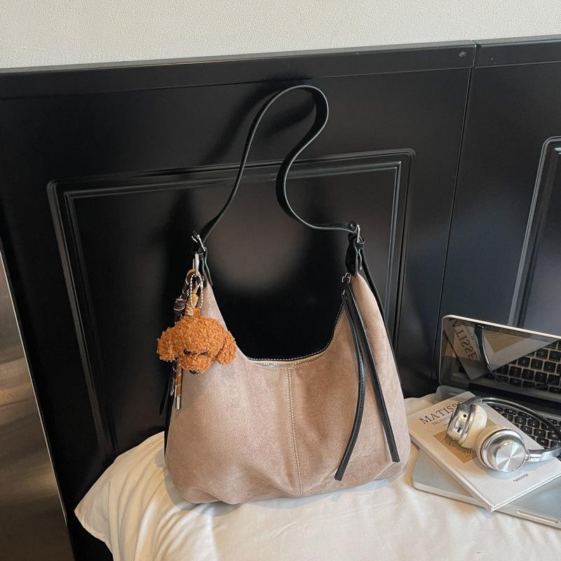 Casual retro large-capacity bag women's new winter commuting simple shoulder bag popular messenger women's bag