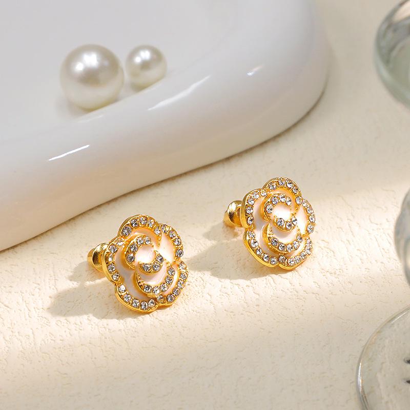 Delinmemiş kulaklar için mükemmel, şık manyetik elmas kulak klipsleri. Ünlülerin lüks görünümlerine hitap eden Japon-Kore moda aksesuarı.