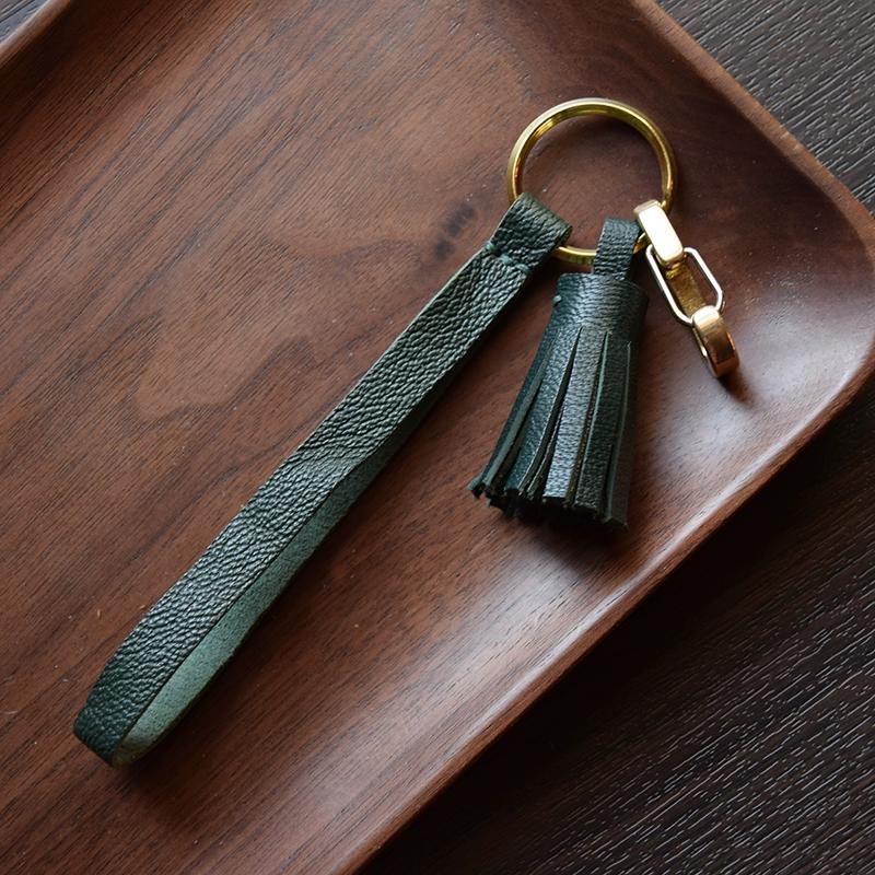 Originální francouzský kozí semišový ručně vyrobený střapec, přívěsek na klíče od auta, ozdoba dámské kabelky, zakázková dárková klíčenka.