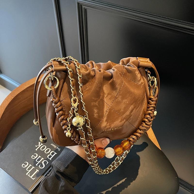 Early spring contrasting color bucket bag design sense portable bundle cloud bag lazy wind shoulder messenger bag