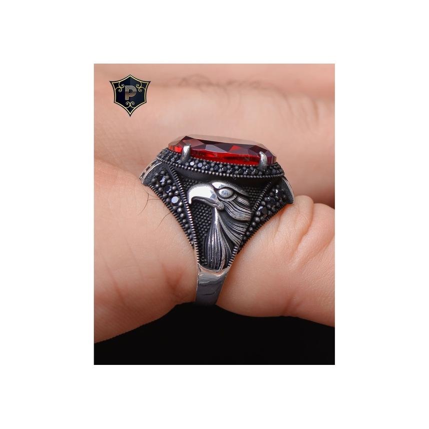 

Мужское кольцо из стерлингового серебра с фигурой ястреба из красного циркона