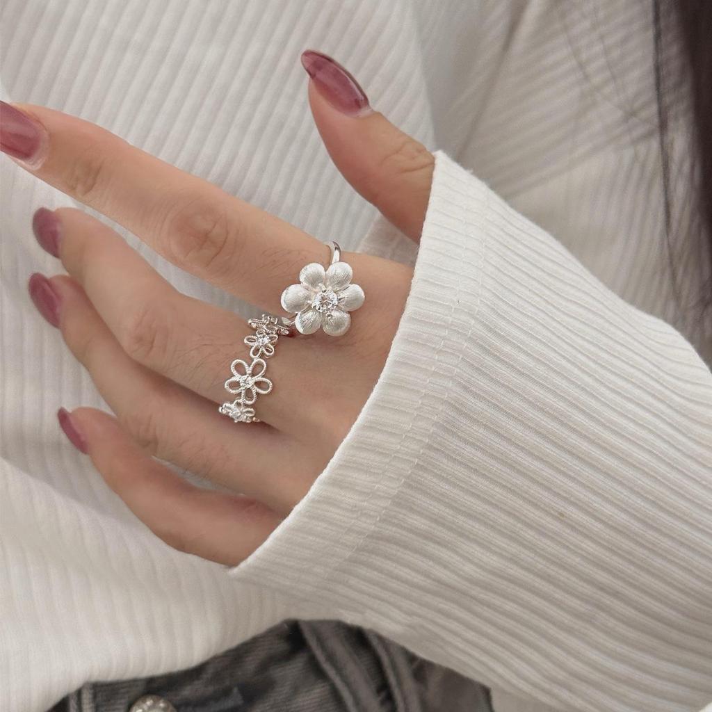 Exquisite Adjustable Hollow Flower Ring - Women's Versatile Sweet Ins Style Design, Perfect for Stacking and Styling on Any Finger.
