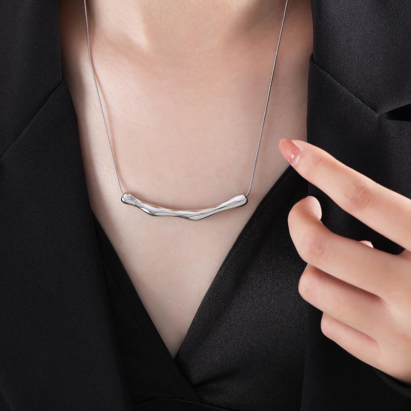 French Retro 18K Gold Titan Clavicle Necklace for Women