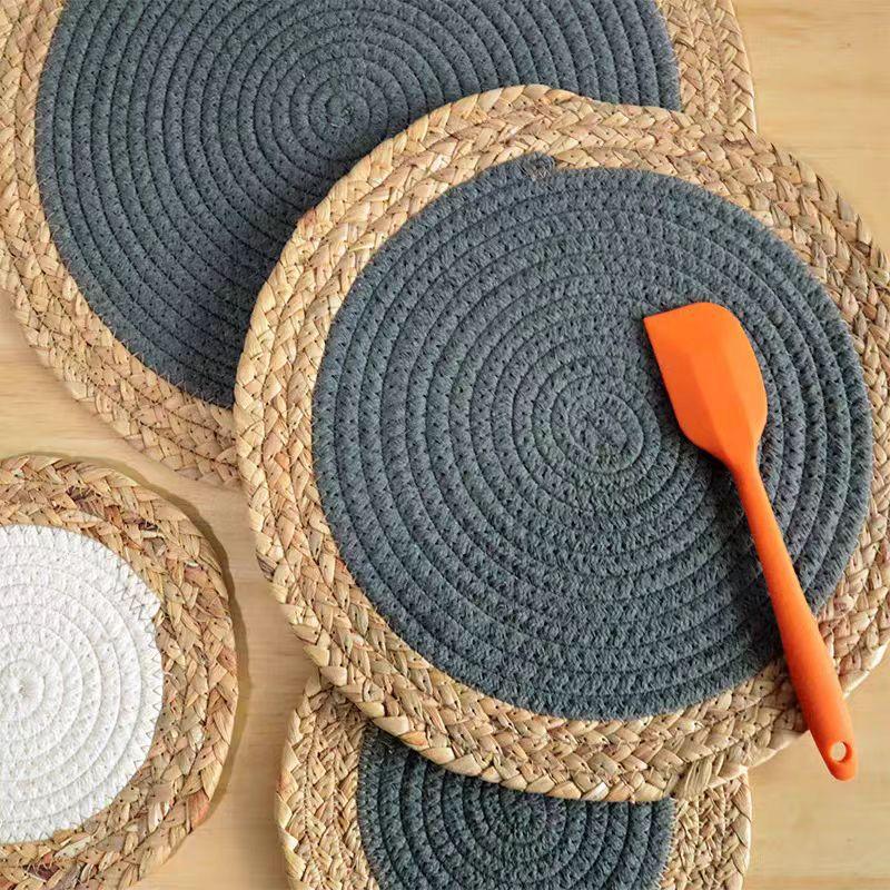 Rattan gewebte Tischsets, Hitzebeständige Untersetzer, Tassenunterlagen, Schüsselunterlagen, Japanisch inspirierte Tischdeko-Kissen für das Esszimmer