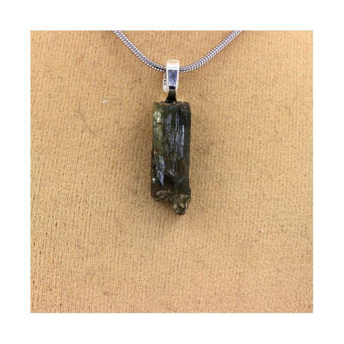 Pierres et Minéraux. Collier Diopside brut. 12.98 ct. Ochsner-Rotkopf massif, Tyrol, Autriche.