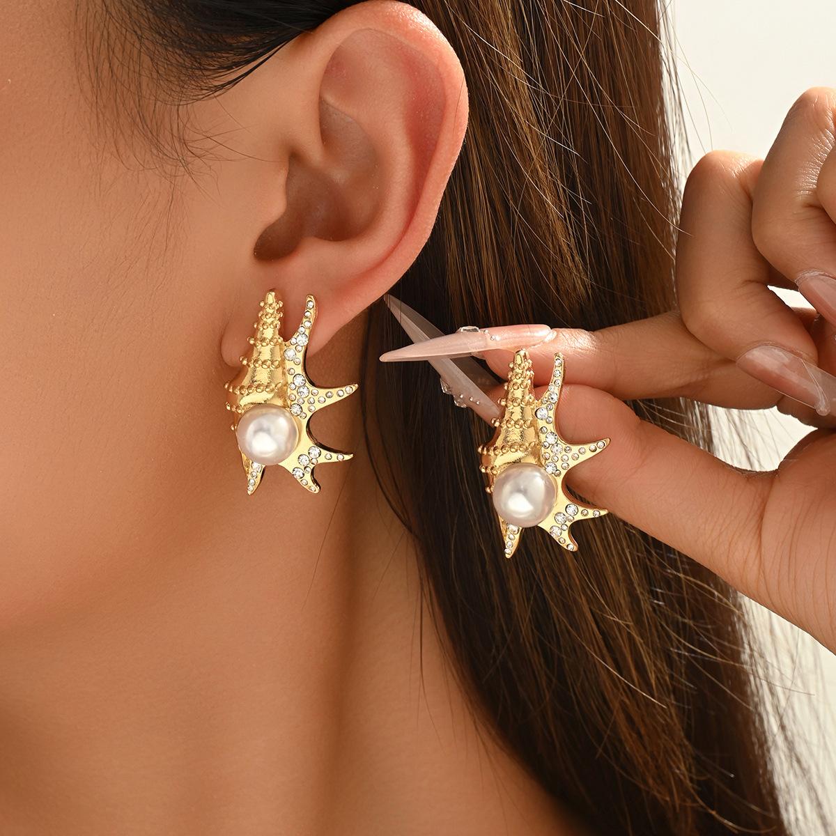 European and American Jewelry Geometric Conch Design Ocean Style Earrings Pearl Light Women 1CM*3CM