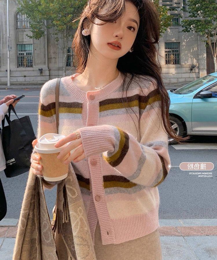 

Женский осенний вязаный кардиган-свитер пальто с цветным блоком в радужную полоску, неподвластный возрасту One Size розовый