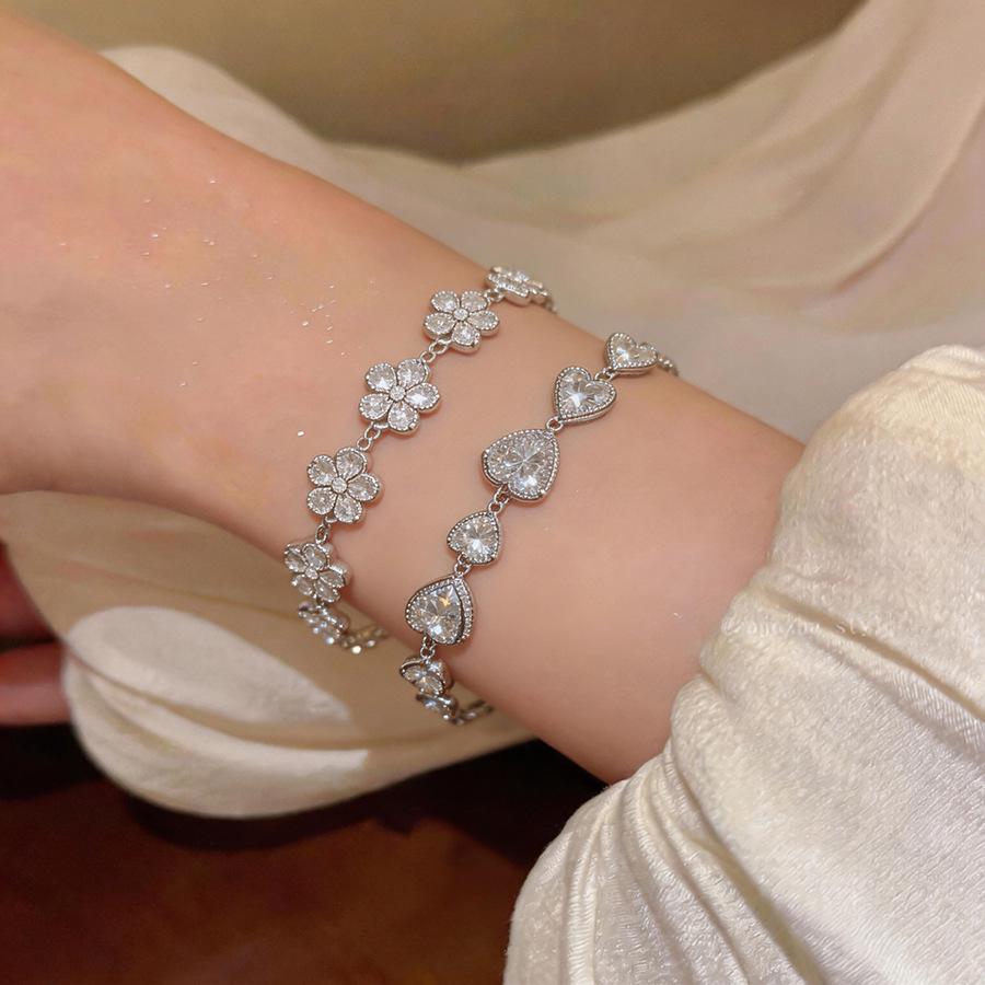 Elegant Zircon Love Heart Flower Bracelet for Women: Fashionable & Versatile Hand Jewelry
