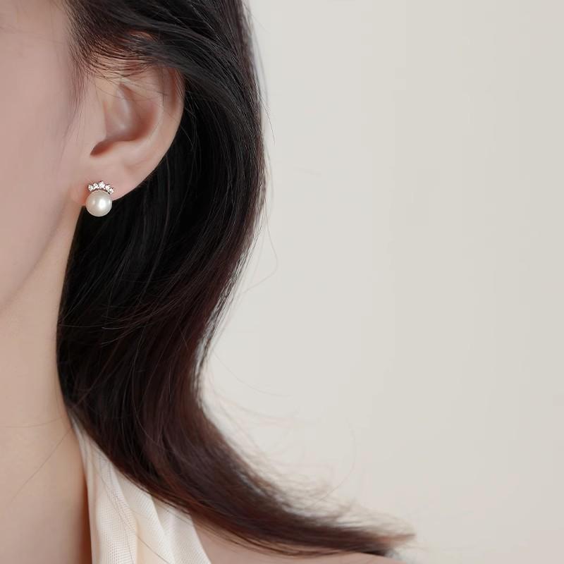 

Crown Natural Freshwater Pearl Stud Earrings for Women - Simple, Versatile, Sophisticated Ear Ring for Nourishing The Ear Hole Earrings - 1 pair золотой