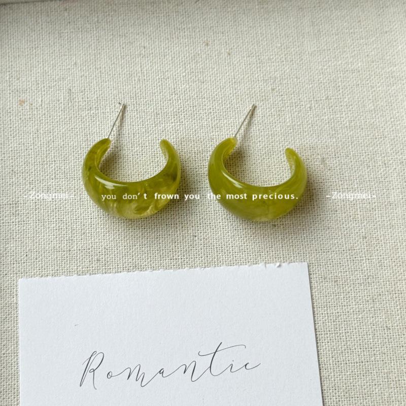 Hong Kong Style Amber Hoop Earrings: 2026 New Retro Studs for Square and Round Faces - Perfect for Autumn and Winter
