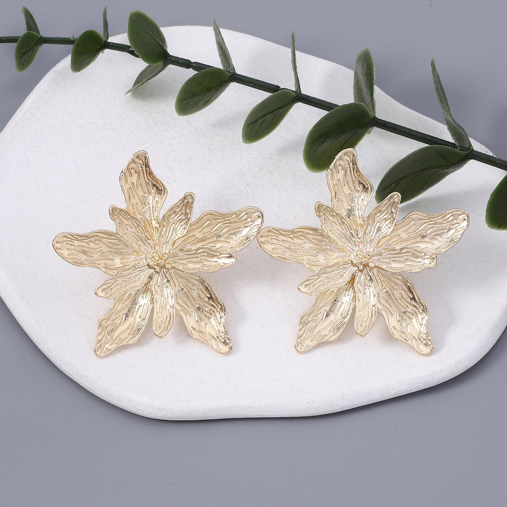 Creative design, three-dimensional multi-layer metal flower earrings, simple and versatile, stylish and trendy alloy stud earrings