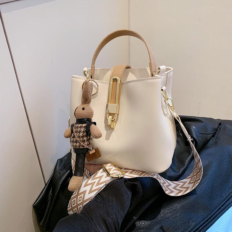 Fashion commuter small bag, new women's bag, popular wide shoulder strap messenger bag, fashionable portable bucket bag.