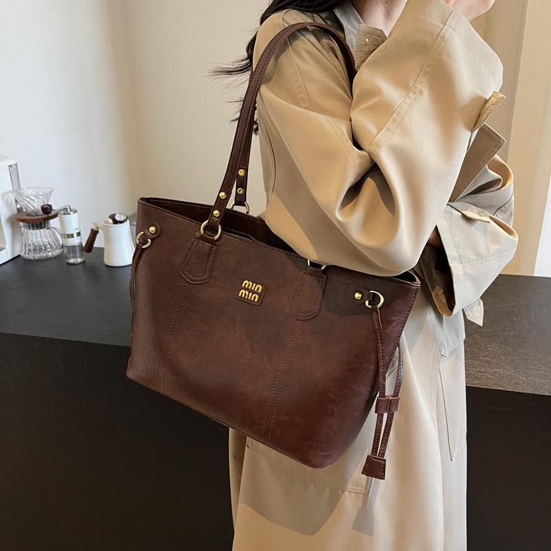 

2024 новая простая ретро сумка-тоут большой вместимости модная легкая роскошная трендовая сумка на одно плечо высокой стоимости чёрный