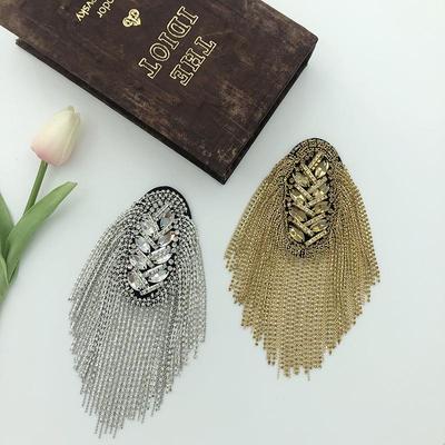 Návrháři módních nehtových řetízků, DIY nárameníků a oděvů s korálky