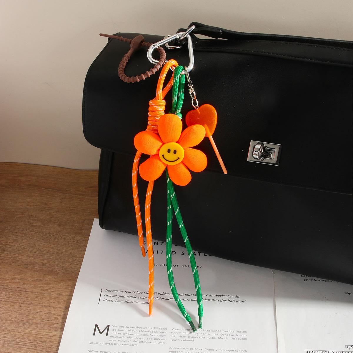 

Korean Dongdaemun Love Little Daisu Flower Embroidered Smiling Flower Keychain Hanging Decorative Hanger Stick Candy Bag Pendant High-end Feeling помаранчевий