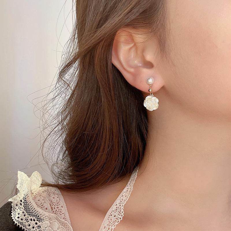 Retro design sense camellia pearl stud earrings women's 111 silver needle temperament high sense flower earrings temperament earrings