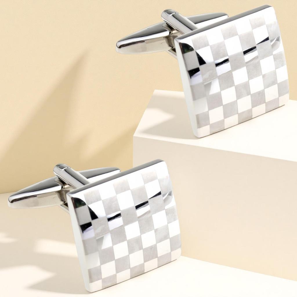 V-förmige Metallmanschettenknöpfe mit lasergraviertem Logo und gebürsteter Oberfläche